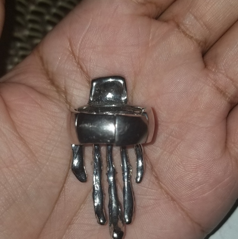 Skeleton hand ring - Picture 3 of 4
